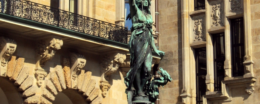 082 Hamburg Rathaus Grounds